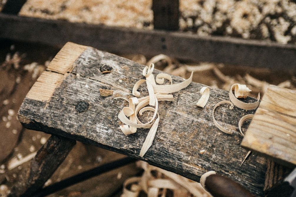 Ajuste técnico de maquinaria industrial para madera